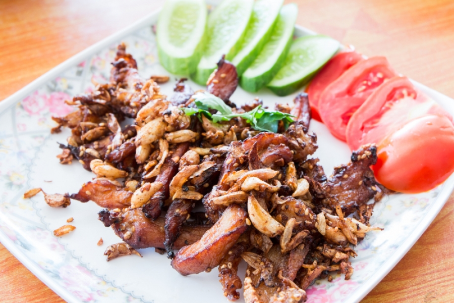 ไส้หมูทอดกระเทียมพริกไทย: เมนูกรอบอร่อยทำง่ายที่บ้าน